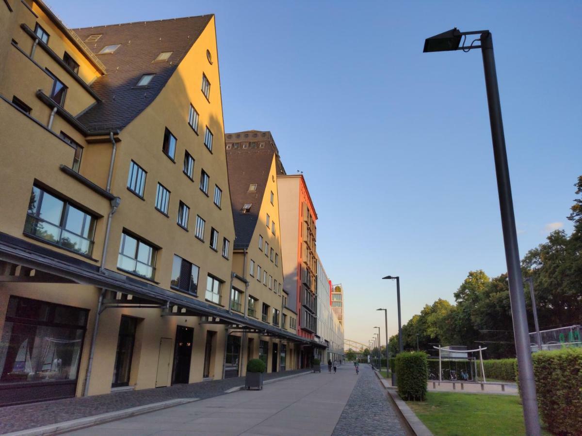 Großzügiges Mit Badezimmer In Rheinwohnung Privatunterkunft Köln